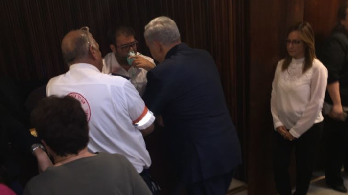 &quot;דואג לשלומך&quot;. נתניהו וחזן במליאה, נובמבר 2015. צילום ארכיון