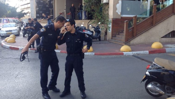 כוחות הביטחון בזירת הפיגוע בבניין הפנורמה. צילום: אבשלום ששוני