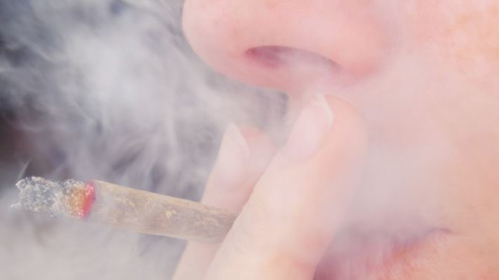 עישון פסיבי. מזיק כמעט כמו עישון רגיל