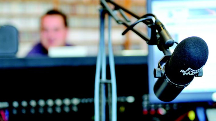 מיקרופון באולפן רדיו