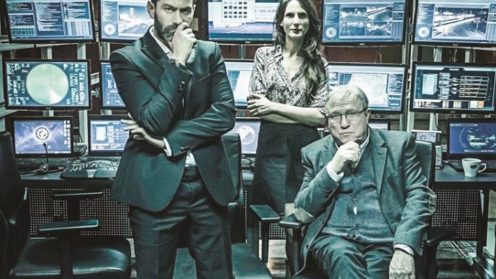 &quot;הצופים מקבלים תחושה שאולי הם עצמם יתאימו לשרת בגוף ביון&quot;. לברון, מכותבי &quot;המדרשה&quot;, ומתוך הסדרה. צילום: רשת