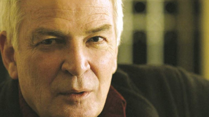 &quot;בתור קצר רואי, הוא נמשך לטלוויזיה הגדולה אצלי&quot;. אריק איינשטיין. צילום: יח&quot;צ