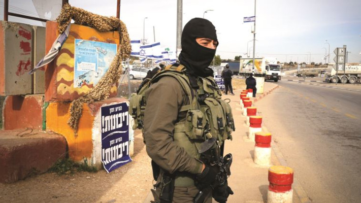 חייל בצומת גוש עציון. צילום: גרשון אלינסון, פלאש 90