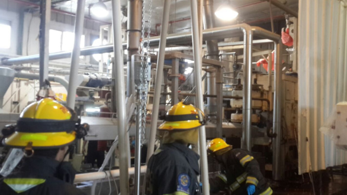 כוחות הכיבוי במפעל במגדל העמק. צילום:כב״ה מחוז צפון