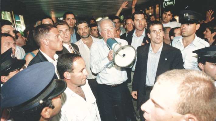 רבין ז&quot;ל עם המאבטח יורם רובין. צילום: ראובן קסטרו