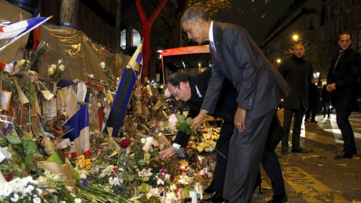 אובמה והולנד מניחים זרים מחוץ לאולם, ימים לאחר הטבח. צילום: רויטרס