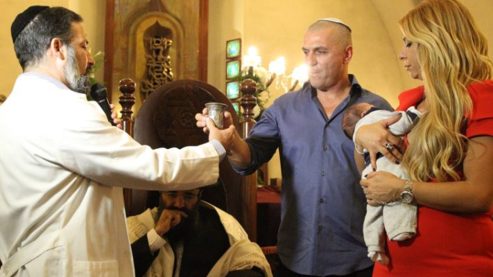 טקס ברית המילה של רואי. ענבל אור עם שלומי טהורי