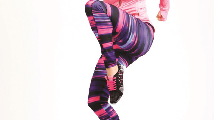  אנה ארונוב בז׳קט: 199 שקל, טייטס: 189 שקל, ונעליים: 219 שקל - FILA. צילום: שרבן לופו