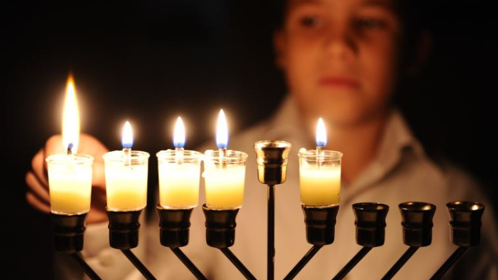 הדלקת נרות חנוכה. צילום: מנדי הכטמן, פלאש 90