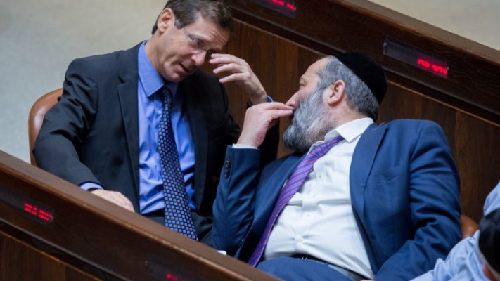 השר אריה דרעי עם יו&quot;ר העבודה הרצוג. 1000 אנשים בבני ברק הצביעו בבחירות האחרונות למחנה הציוני. צילום: מרים אלסטר, פלאש 90