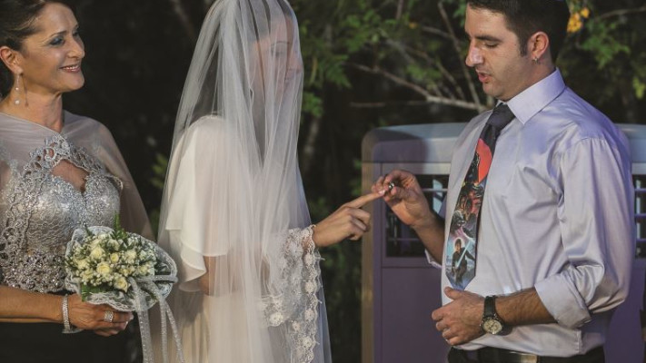 עומר טל עם עניבה של &quot;מלחמת הכוכבים&quot; בחתונתו. צילום: פרטי