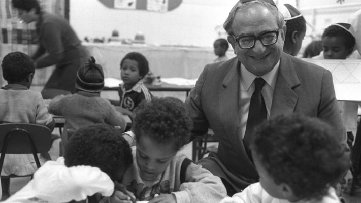 שר החינוך נבון מבקר ילדים שעלו מאתיופיה בבית ספרם בפרדס חנה 1985. צילום: נתי הרניק, לע&quot;מ 