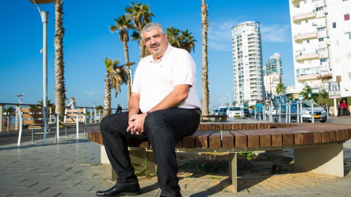 שלמי לחיאני בטיילת של בת ים. צילום: אריק סולטן
