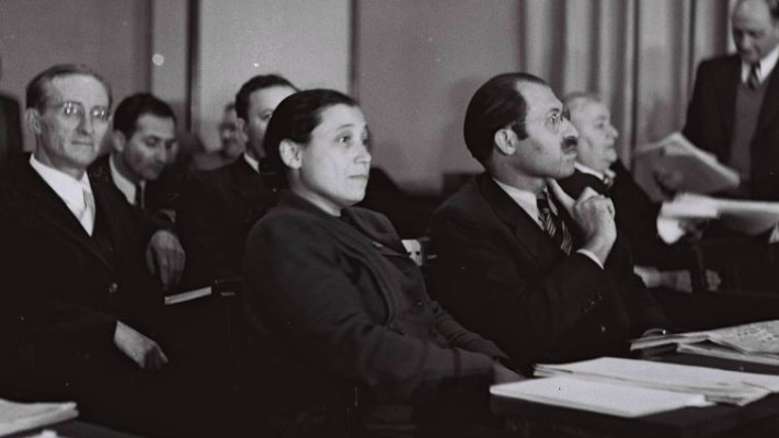 אורי צבי גרינברג בישיבת הכנסת הראשונה, שנת 1949. צילום: הנס פין, לע&quot;מ