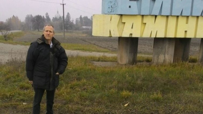 דוד יהונתן גרינברג בעיירה של אביו בגליציה אוקראינה. צילום: באדיבות המשפחה