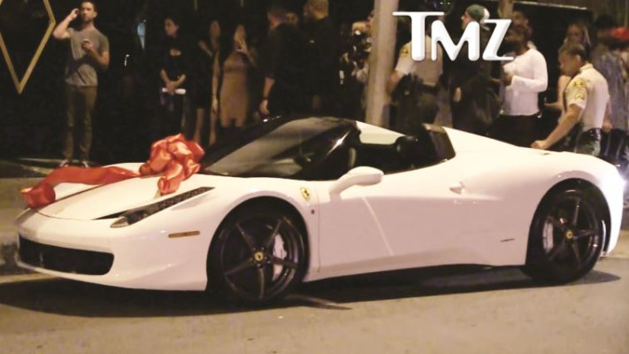 הפרארי שקיבלה קיילי ג&rsquo;נר ליום הולדתה. צילום מסך