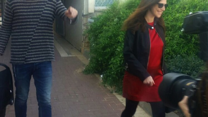 איך יונית תגיב? עידו רוזנבלום ויונית לוי (צילום גולשים)