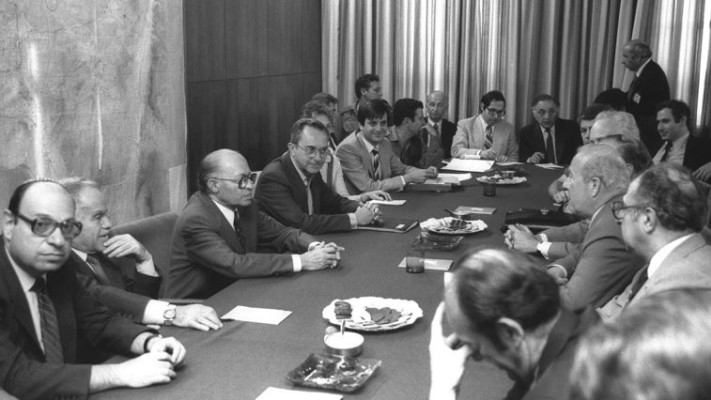 משה ארנס ליד מנחם בגין. צילום: יעקב סער, לע"מ