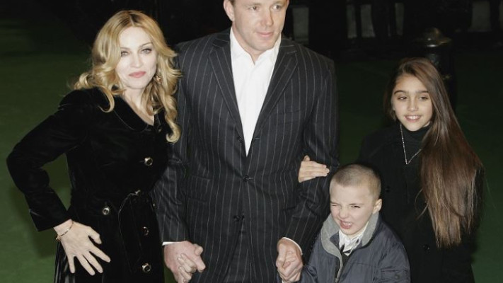  עם רוקו הקטן (גטי)פעם, כשעוד היו משפחה מאושרת. מדונה וגאי ריצ'י