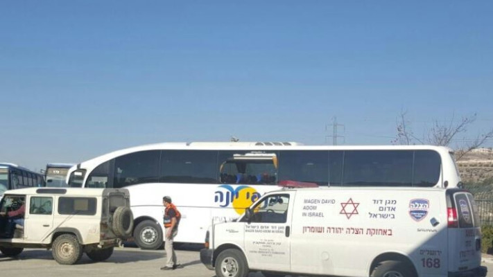 האוטובוס של הסיור של &quot;שוברים שתיקה&quot;. צילום: חברים לשעת צרה