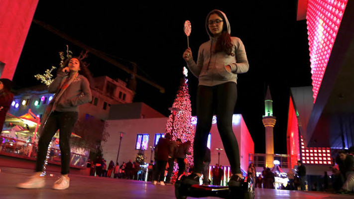 &quot;מרחפות&quot; על ההאברבורד. צילום: רויטרס