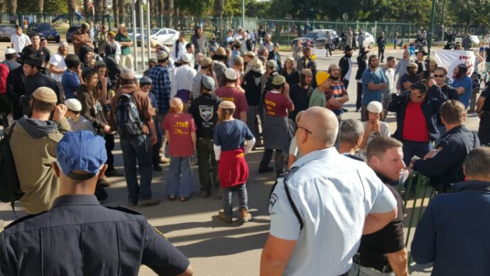 הפגנה של תומכי העצורים ברצח בדומא מחוץ לבית המשפט 