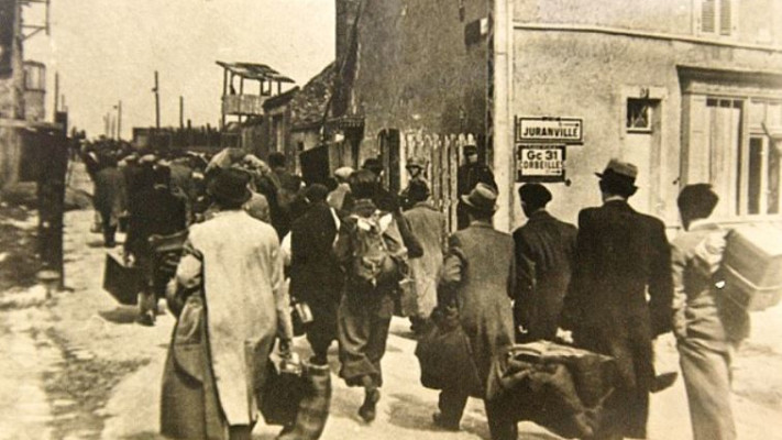 מגורשים יהודים מגיעים למחנה המעבר באורלי, שם הושמו תחת השגחתם של שוטרים צרפתים לקראת גירושם למחנות ריכוז. צולם בין 1941 ל-1944. צילום מסך