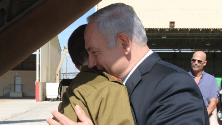 בנימין נתניהו מקבל את פני גלעד שליט. צילום: אבי אוחיון, לע&quot;מ 