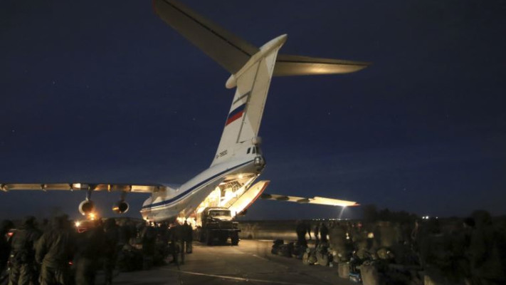כוחות רוסים נוחתים בשדה התעופה בלטאקיה בסוריה. צילום: רויטרס