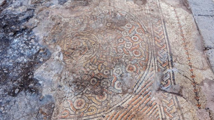 רצפת הכנסיה במנזר שהתגלה בראש העין. צילום: אסף פרץ, באדיבות רשות העתיקות