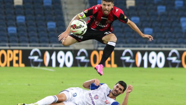 שלומי אזולאי מנסה לתקל את אושרי רואש. צילום: ערן לוף