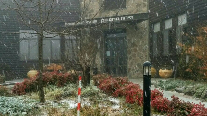 שלג נערם במרום גולן. צילום: פיני ירון, תיירות מרום גולן