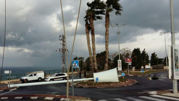 אנטנה קרסה על קו מתח גבוה בכרמל הצרפתי. צילום: חברת החשמל