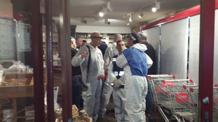 אנשי הזיהוי הפלילי בבית טבע &quot;אניס&quot;, ממנו החל מסע ההרג. צילום: מאיר בר און