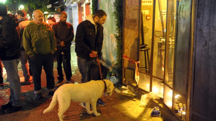 רבים הגיעו לזירת הפיגוע הלילה. צילום: אבשלום ששוני