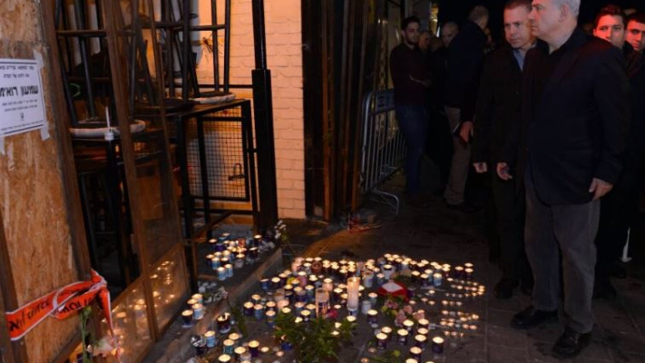 לפעמים צריכים להיראות ספונטניים כדי לנסוך אמינות. בנימין נתניהו בזירת הפיגוע. צילום: חיים צח, לע&quot;מ