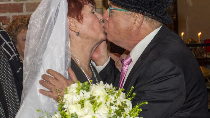 רק בריאות. טוביה צפיר ואשתו (צילום: רפי דלויה)