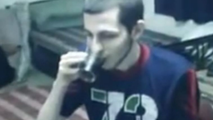 שליט שותה מים בשבי. צילום מסך מתוך הסרטון של חמאס