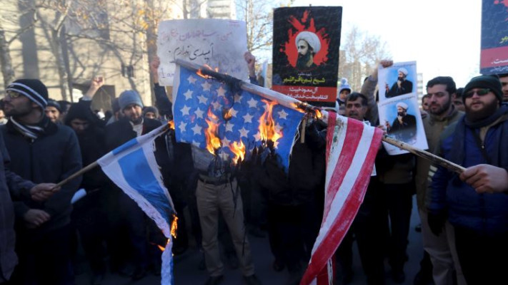 מפגינים שיעים מול שגרירות סעודיה בטהראן מוחים על הוצאתו להורג של אל-נימאר, 3.1.16. צילום: רויטרס