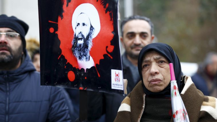 מפגינים שיעים מול שגרירות סעודיה באיסטנבול מוחים על הוצאתו להורג של אל-נימאר, 3.1.16. צילום: רויטרס