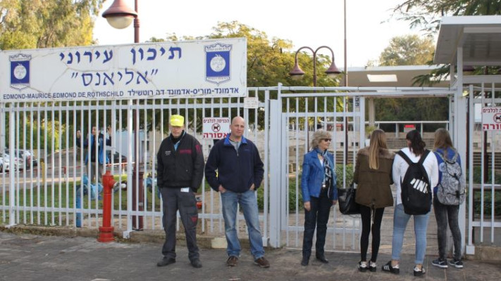 אבטחה בתיכון אליאנס ברמת אביב. למצולמים אין קשר לנאמר.