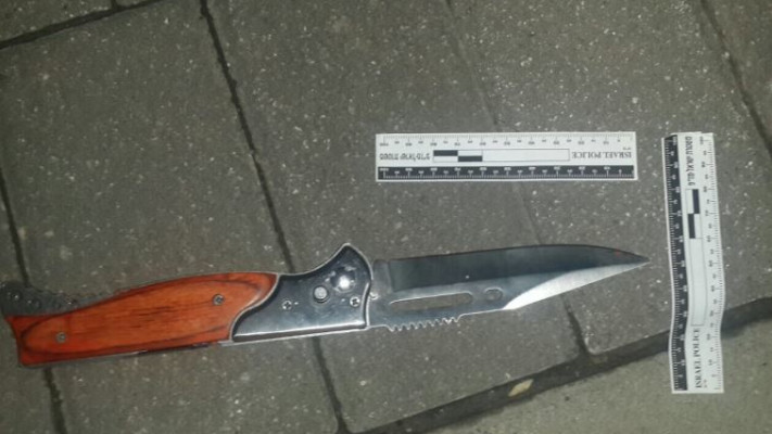 סכין שהחזיק המחבל בזירת הפיגוע. צילום: חטיבת דובר המשטרה