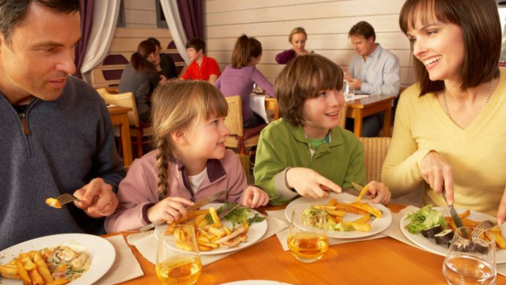 משפחה אוכלת ביחד