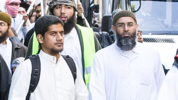 משמאל, סדהרטה דאר בהפגנה של ארגון &quot;מוסלמים נגד מסעות צלב&quot;. צילום מסך, dailymail