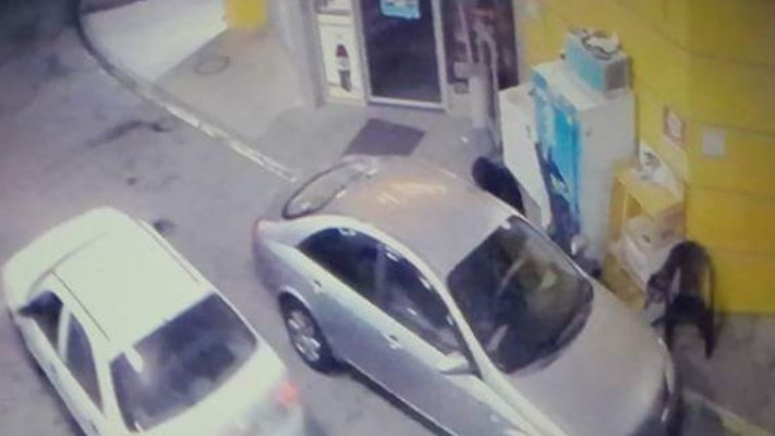 רגעי הדקירה בתחנת הדלק ברהט. צילום: מצלמת אבטחה