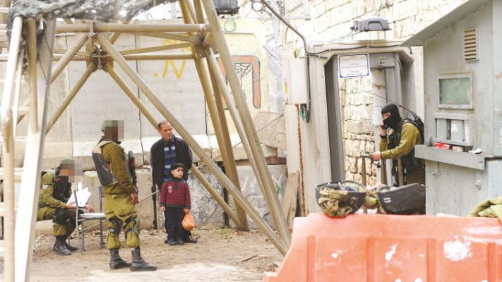 מחסום צה&quot;ל בחברון, צילום: מנדי הכטמן, פלאש 90