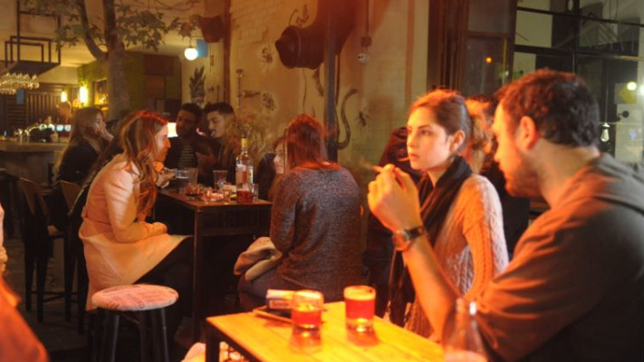 ערב לזכר אלון בקל ושמעון רוימי בבר הסמטא. צילום: אבשלום ששוני