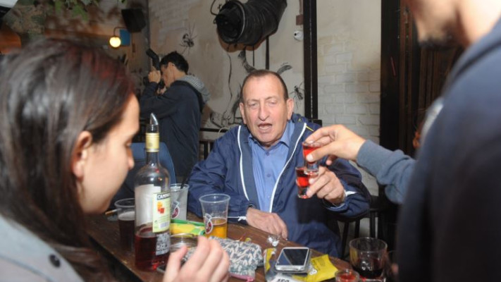 רון חולדאי בבר הסימטא. צילום: אבשלום ששוני