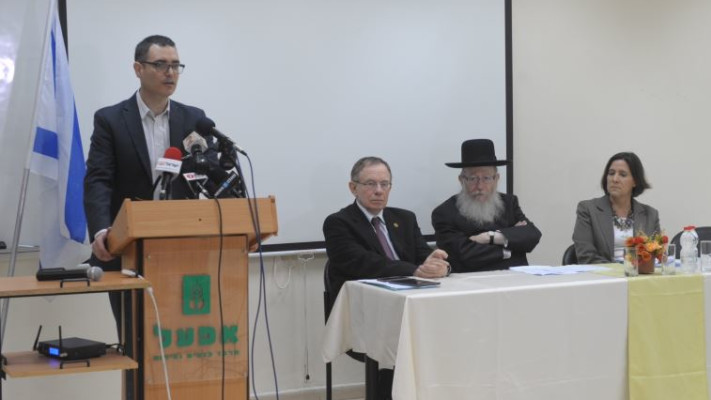 ינסה להגדיל את התקציב. ליצמן במסיבת עיתונאים של ועדת סל התרופות. צילום: אבשלום ששוני