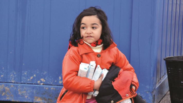 ילדה סורית בגבול קרואטיה־סרביה עם אספקת מזון למשפחתה. צילום: תמר דרסלר